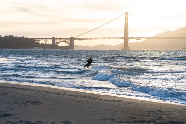 Кітсерфер Показаний Навпроти Мосту Золоті Ворота Сан Франциско — стокове фото