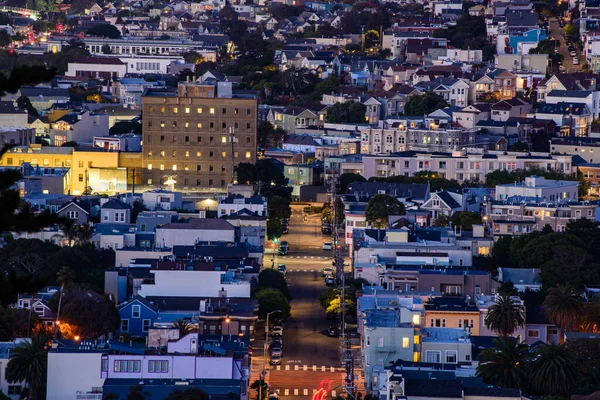 Катящийся Сан Франциско Золотой Час Накрывает Дома Улицы Облупившимися Крышами — стоковое фото