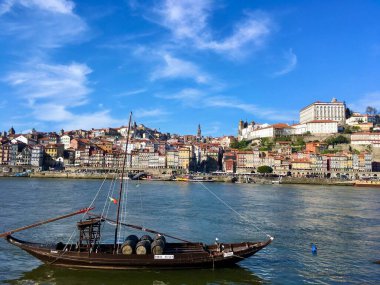 Port de Porto avec bateau sur le Douro et ciel bleu