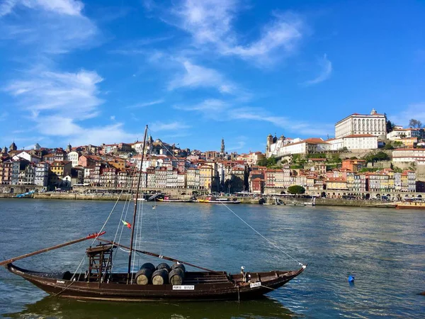 Port de Porto avec bateau sur le Douro et ciel bleu
