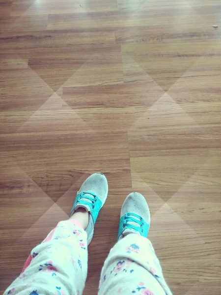 Sepatu Sneakers Biru Anak Perempuan Lantai Kayu Coklat — Stockfoto