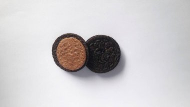 İçinde çikolata kremalı çocukların en sevdiği bisküviler.