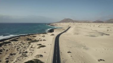 Dunes kopya alanı ile gündoğumu adlı boş bir yolda havadan görünümü