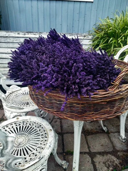 Sepetteki lavanta sepetleri çok güzel bir manzara.