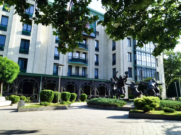 Tiflis-Berikebi 'deki neşeli sanatçıların heykelleri.