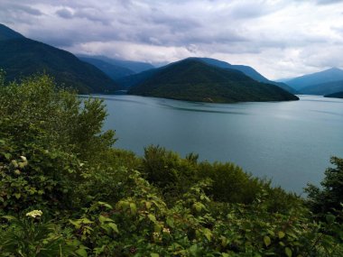 People go to Ananuri to once again be amazed at the silence reigning here, to enjoy the turquoise of the Zhinvali reservoir