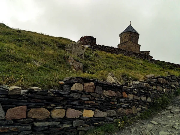 A feature that makes tourists visit the Gergeti Monastery with pleasure is mountain landscapes of indescribable beauty.