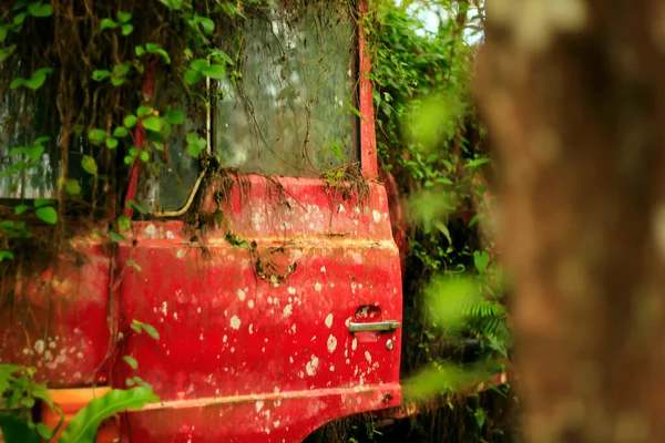 Старый Ржавый Автомобиль Красной Белой Краской — стоковое фото