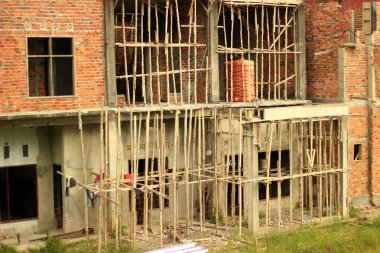 Balikpapan, Endonezya - 21 Mayıs 2022: Tuğla, çimento, demir, kum ve diğer malzemelerle iki katlı bir ev inşa etme süreci.