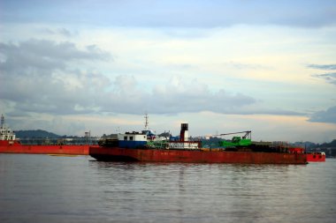 Samarinda, Endonezya - 25 Mayıs 2022: Mahakam nehri Kalimantan 'dan kömür ihracatına erişim açısından çok geniştir.