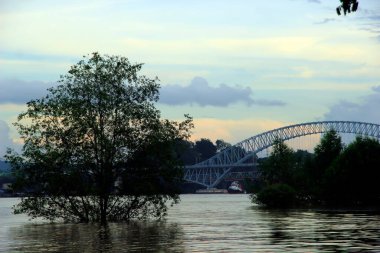Samarinda, Endonezya - 25 Mayıs 2022: Mahakam nehri Kalimantan 'dan kömür ihracatına erişim açısından çok geniştir.