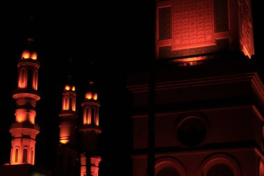 Samarinda, Endonezya - 25 Mayıs 2022: Surabaya 'daki Surabaya Büyük Camii' nden sonra Endonezya 'nın üçüncü büyük camii olması nedeniyle çok görkemli olan Samarinda İslam Merkezi Camii' nin gece fotoğrafı.