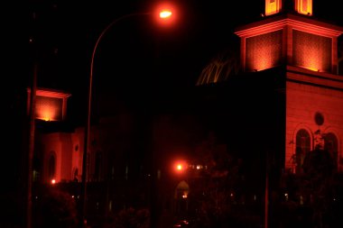 Samarinda, Endonezya - 25 Mayıs 2022: Surabaya 'daki Surabaya Büyük Camii' nden sonra Endonezya 'nın üçüncü büyük camii olması nedeniyle çok görkemli olan Samarinda İslam Merkezi Camii' nin gece fotoğrafı.