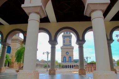 Samarinda İslam Merkezi Camii 'nin çeşitli açılardan çekilmiş fotoğrafları, bir avlu ve ağaçlarla dolu bir bahçe ve açık bir gökyüzü ile birlikte..