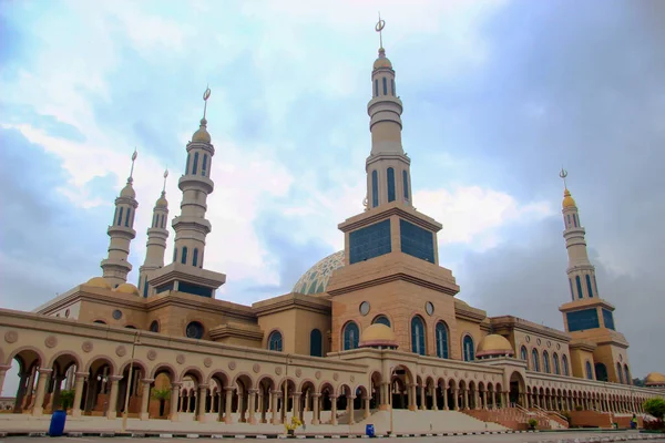 Fotografie Mešity Samarinda Islamic Center Různých Úhlů Výstřelu Spolu Nádvořím — Stock fotografie