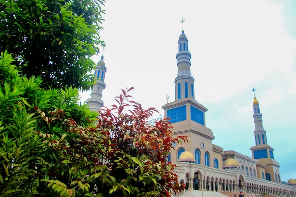 Fotografie Mešity Samarinda Islamic Center Různých Úhlů Výstřelu Spolu Nádvořím — Stock fotografie
