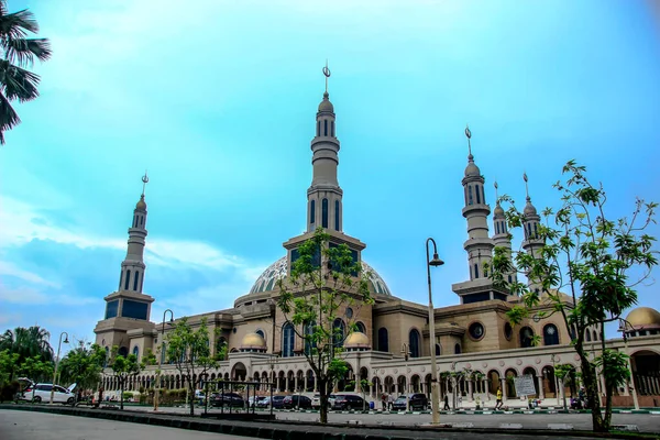 Fotografie Mešity Samarinda Islamic Center Různých Úhlů Výstřelu Spolu Nádvořím — Stock fotografie