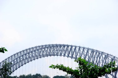 Samarinda 'daki Mahakam köprüsü geçiş için.