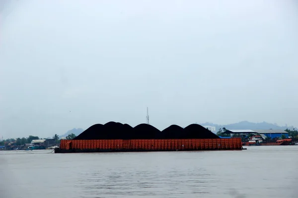 Una Barcaza Carbón Que Pasa Por Río Mahakam —  Fotos de Stock