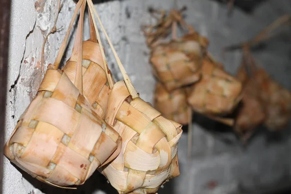 用椰子叶包裹的米叫做Ketupat 是开斋节期间一种典型的印度尼西亚食品 挂在墙上 — 图库照片