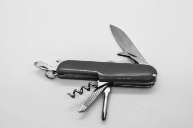 İzole edilmiş siyah-beyaz sustalı bıçak, çoklu alet beyaz arka planda şarap açacağı ile İsviçre ordu bıçağını açtı