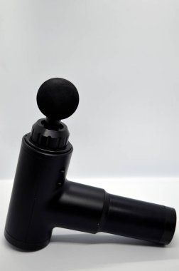 Beyaz arka planda izole edilmiş siyah masaj silahı