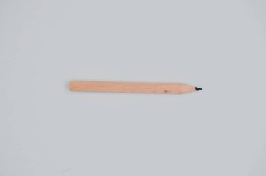 Beyaz arka plandaki öğrenciler ve çocuklar için tek başına küçük ahşap çizim kalemi.