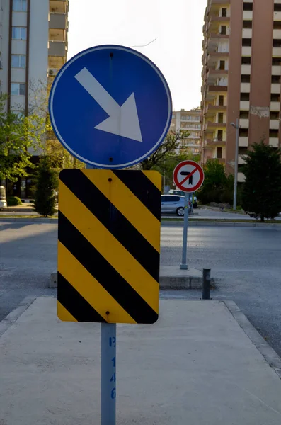 터키의 표지판은 방향으로 곳으로 대피하는 좌회전을 금지하는 — 스톡 사진
