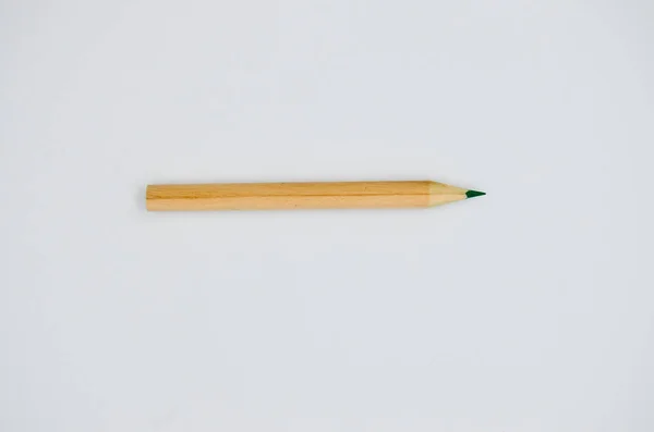 白い背景の学生や子供のための単一の孤立した小さな木製の図面鉛筆 — ストック写真