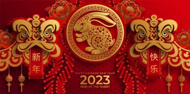 Mutlu Çin Yeni Yılı 2023. Tavşan Zodyak tabelası çiçek, fener, Asya elementleri altın rengi kağıt kesimi. Tercümesi: mutlu yıllar.)