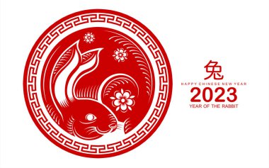 Mutlu Çin Yeni Yılı 2023. Tavşan Zodyak tabelası çiçek, fener, Asya elementleri altın rengi kağıt kesimi. Tercümesi: mutlu yıllar.)