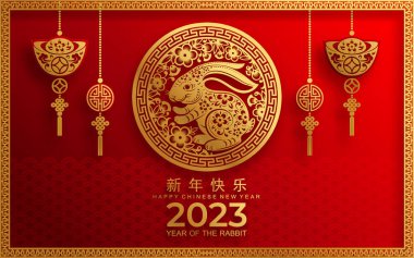 Mutlu Çin Yeni Yılı 2023. Tavşan Zodyak tabelası çiçek, fener, Asya elementleri altın rengi kağıt kesimi. Tercümesi: mutlu yıllar.)