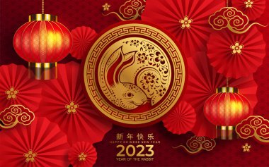 Mutlu Çin Yeni Yılı 2023. Tavşan Zodyak tabelası çiçek, fener, Asya elementleri altın rengi kağıt kesimi. Tercümesi: mutlu yıllar.)