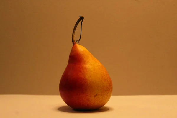 橙色背景上成熟的黄色梨子 — 图库照片