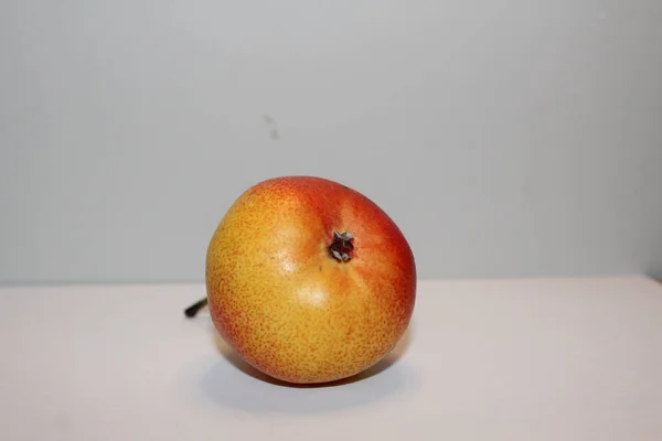 Beyaz Arka Plan Üzerinde Olgunlaşmış Turuncu Meyve — Stok fotoğraf