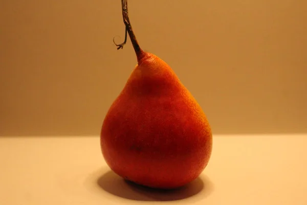 浅色背景的橙子成熟梨 — 图库照片