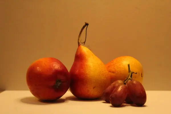 Manzanas Rojas Maduras Frescas Una Canasta Mimbre —  Fotos de Stock
