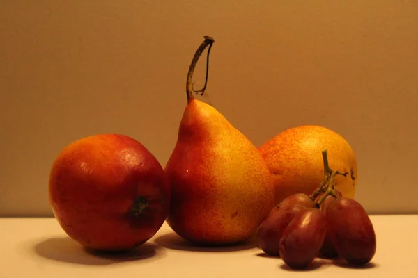 Naturaleza Muerta Manzanas Rojas Maduras Sobre Fondo Amarillo —  Fotos de Stock