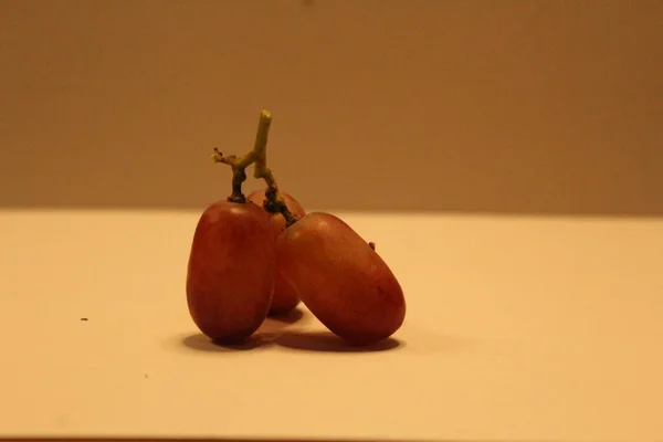 Fruta Roja Naranja Sobre Fondo Madera —  Fotos de Stock