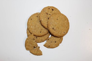 Beyaz arka planda çikolata parçacıklı kurabiyeler