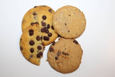 Beyaz arka planda çikolata parçacıklı kurabiyeler