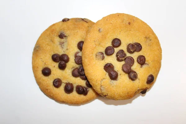 与巧克力芯片被隔绝在白色背景上的 Cookie — 图库照片