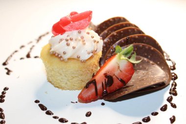 Çilekli ve naneli çikolatalı pasta.