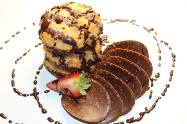 Schokoladenpfannkuchen Mit Erdbeeren Und Nüssen — Stockfoto