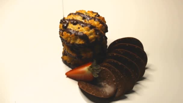 有坚果和蜂蜜的巧克力蛋糕 — 图库视频影像