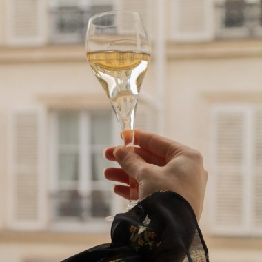 Paris 'te bir kadeh şampanya.