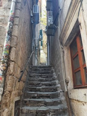 Eski merdivenler, antik şehrin dar sokakları.