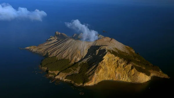 在海洋中央的火山岛 鸟瞰全景 — 图库照片