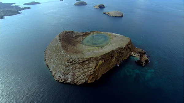火山的顶部 从海水中突现出来 一个小岛 火山口中有一个湖 — 图库照片