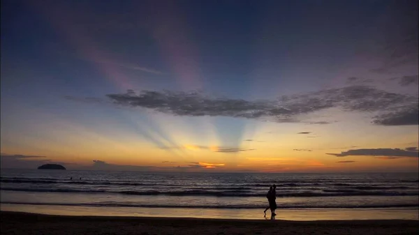 Silhouettes Personnes Courant Sur Plage Coucher Soleil — Photo